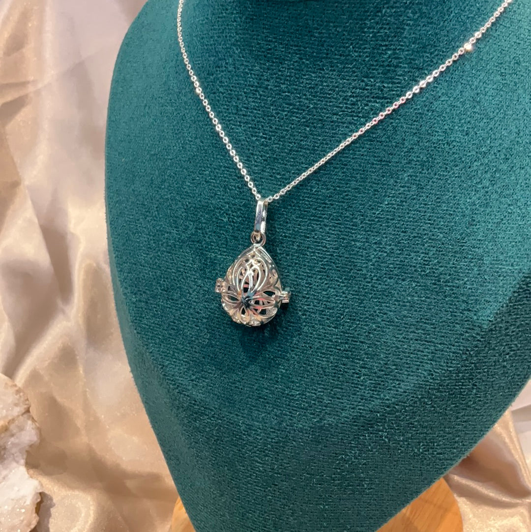 Silver plated cage pendant on silver plated chain. Cage can open to store small crystals within. Comes with crystal and pearl selection.