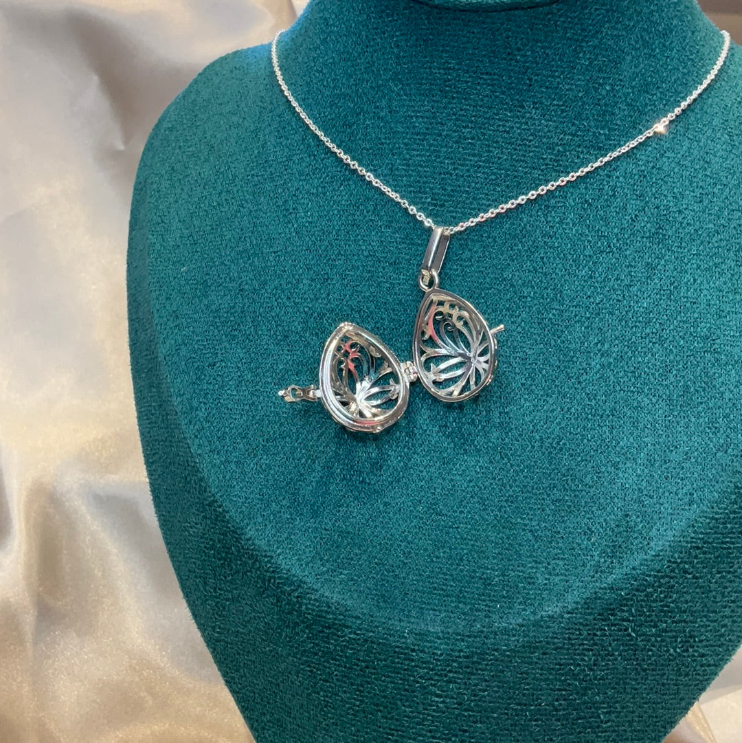 Silver plated cage pendant on silver plated chain. Cage can open to store small crystals within. Comes with crystal and pearl selection.