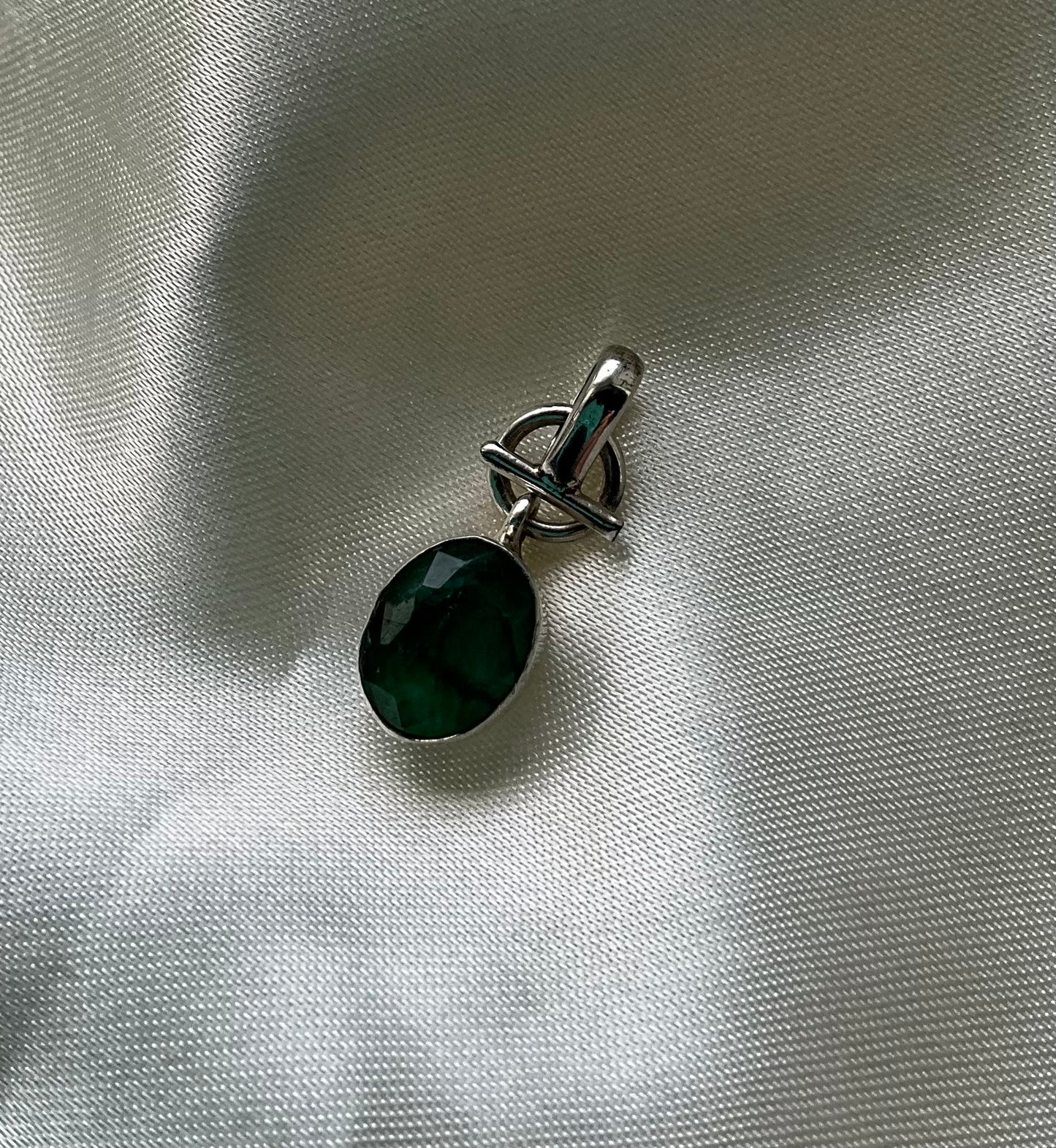 Emerald T-bar pendant in 925 Sterling Silver