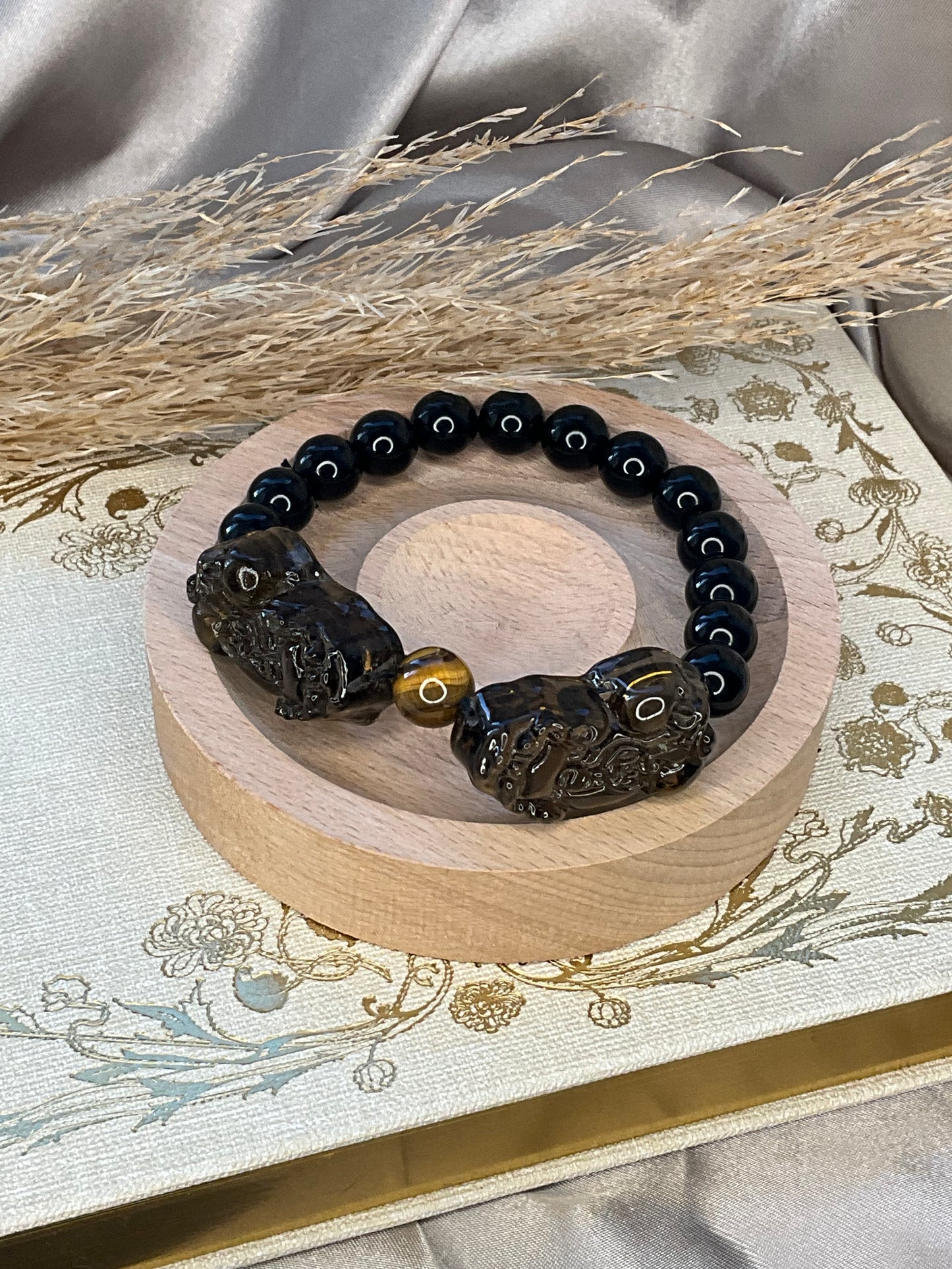 Men’s Obsidian bead bracelet with Smokey x2 Pixiu and a tigers eye bead in centre