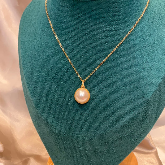 Pearl effect pendant on gold stainless steel chain