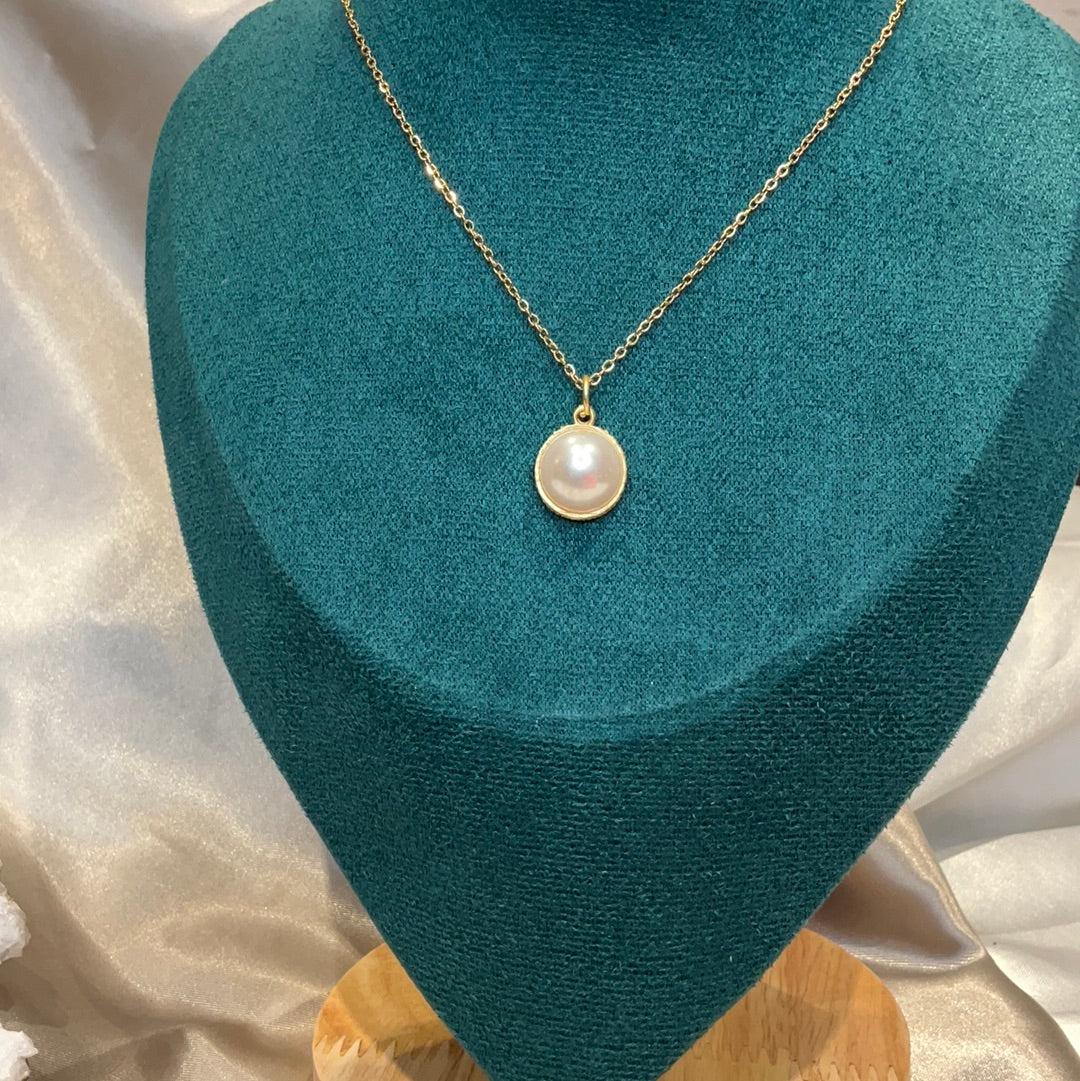 Pearl effect pendant on gold stainless steel chain