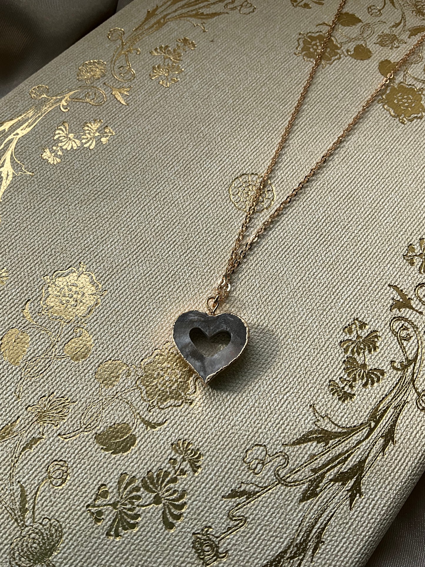 Druzy Agate Grey Heart with gold plated chain