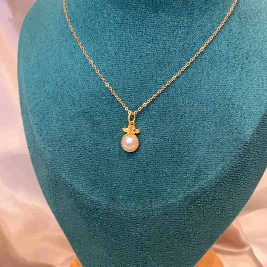 Small pearl effect pendant on gold stainless steel chain