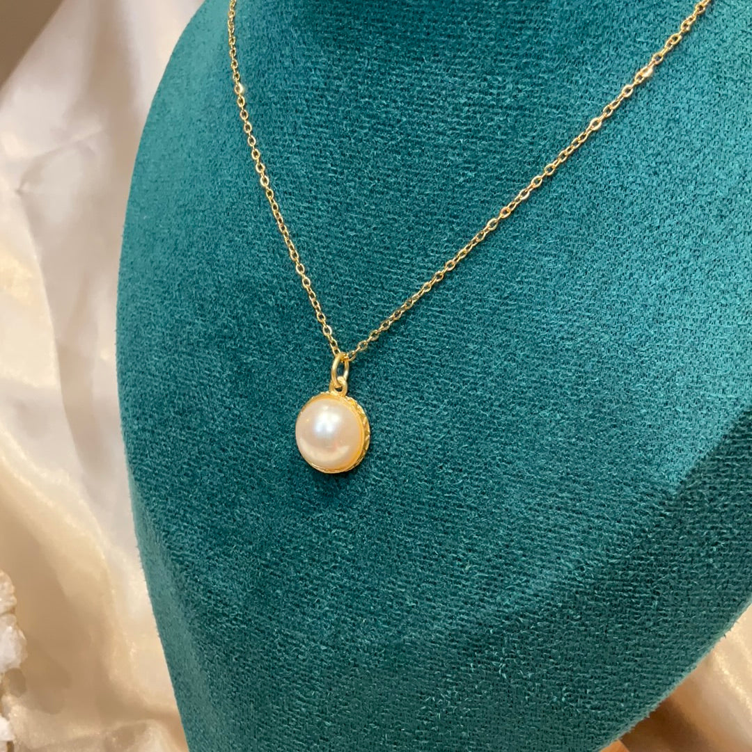 Pearl effect pendant on gold stainless steel chain