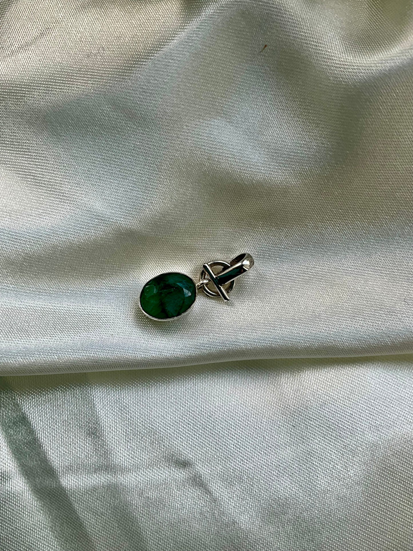 Emerald T-bar pendant in 925 Sterling Silver