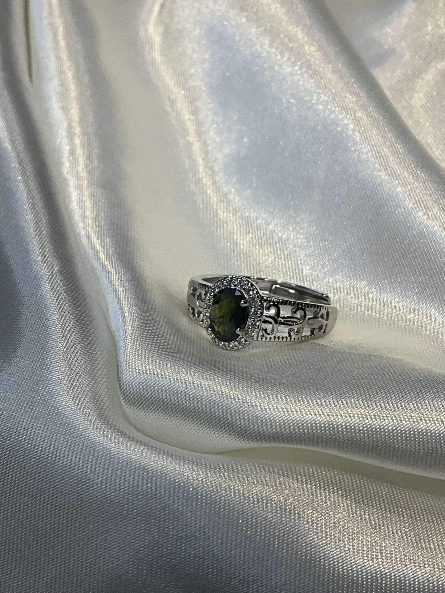 925 sterling silver gemstone ring. Very dark Green almost black gemstone. Adjustable band.