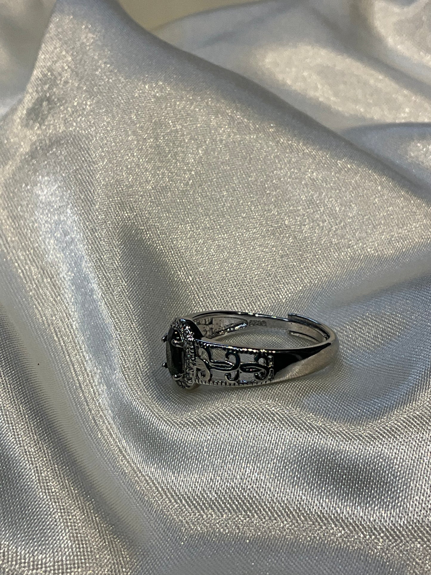 925 sterling silver gemstone ring. Very dark Green almost black gemstone. Adjustable band.